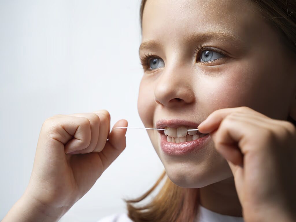 ortodoncia-infantil-higiene-dental-con-seda